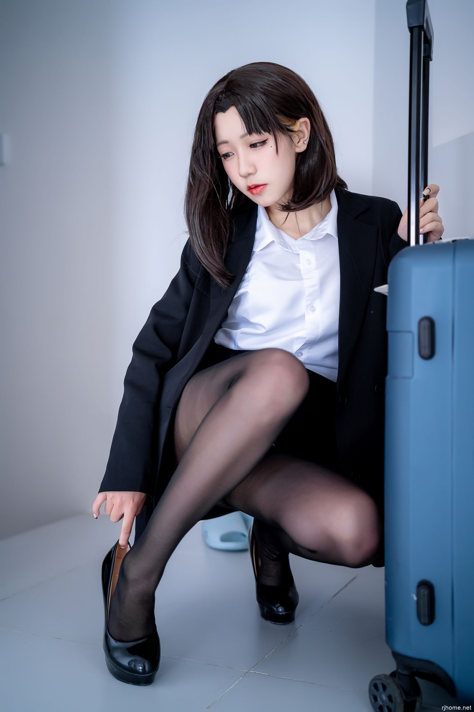 蓝小沂KiKi - OL黑丝 42P 704M