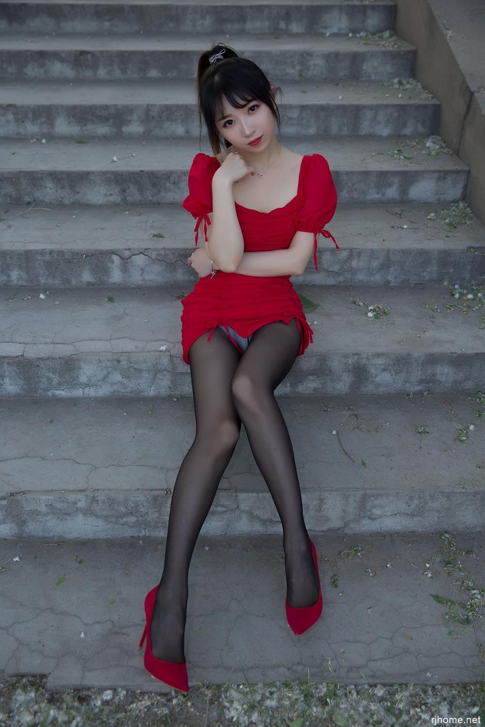 [572]小女巫露娜 - NO.23 户外小红裙 [66P-42MB]