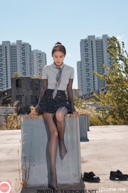 2204287（评论可见）  [妖精社] T2118《苏伟-滑板亮丝》 69P-396M