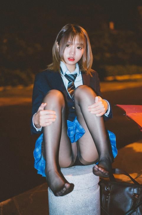 22060816 （评论可见）  柒柒不可爱 - 深夜公园JK  35P-343M