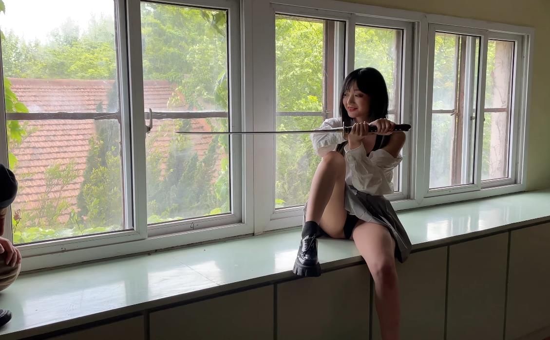 22071608  Rock Duan拍摄花絮 - 废弃学校  1V-2.04G  秒传不亏