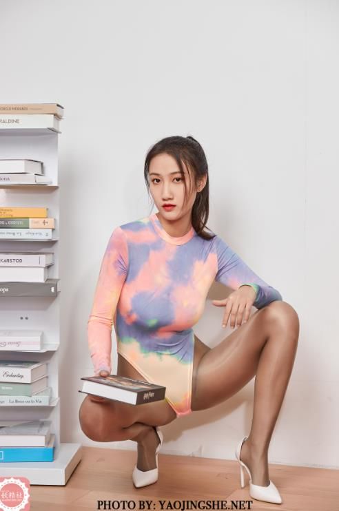 22080601（评论可见）  妖精社 T2128《思文-炫彩高叉》 44P-141M