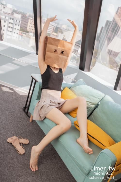 22082903  Limerence - Michii神秘纸袋女孩的裸足大解放   171P-1.75G