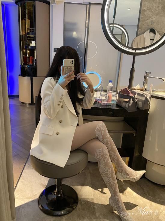 22091511  安乔乔 - 爱神维纳斯白丝网袜包臀裙美腿  82P+1V-1.35G