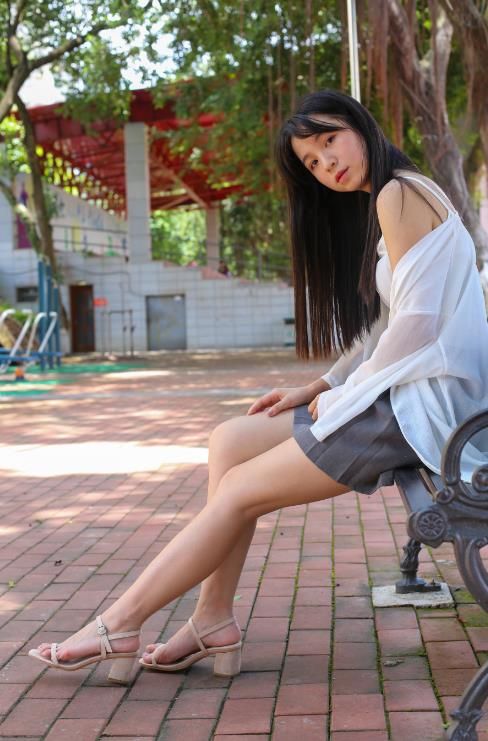 22092503  大一萌萌妹子的短裙凉高美足   72P-465M