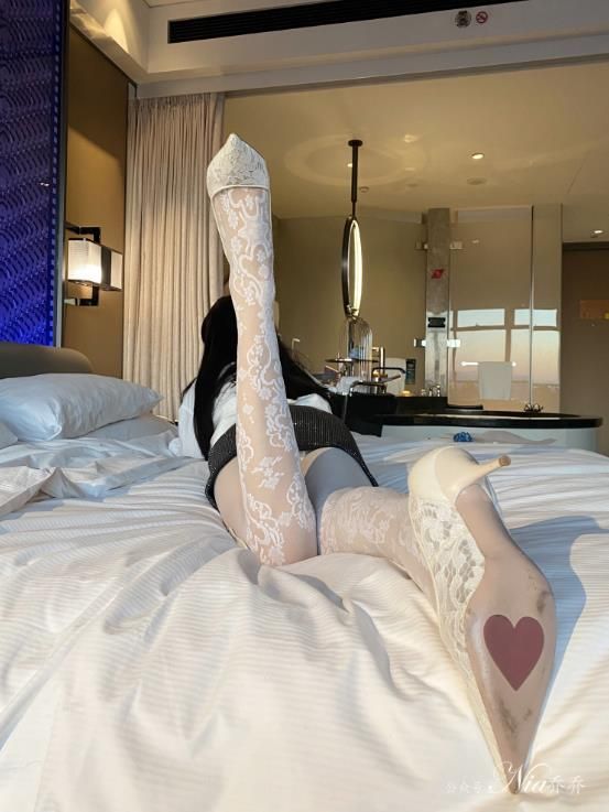 22091511  安乔乔 - 爱神维纳斯白丝网袜包臀裙美腿  82P+1V-1.35G