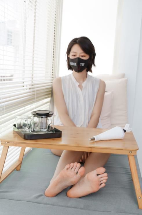 22110211  Limerence - 神秘纸袋女孩真面目   190P-552M