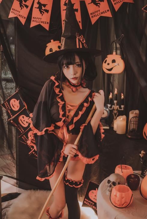 22122812  白易子教主 - 万圣节魔女  10P-127M