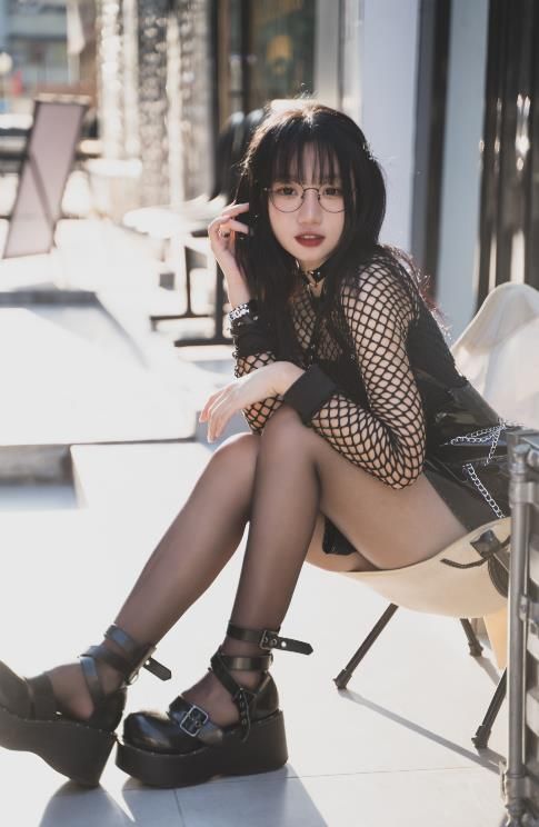 22122808  柒柒要乖哦 - 街拍黑皮裙  17P-196M