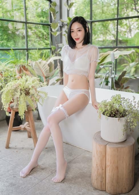 23011410  啾啾 - 誤闖莊園窺探心儀女神  116P-57M