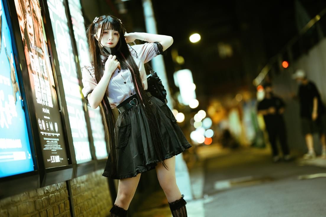 23021805  落落Raku - Night LiLy 神待ち少女  88P+1V-1.25G