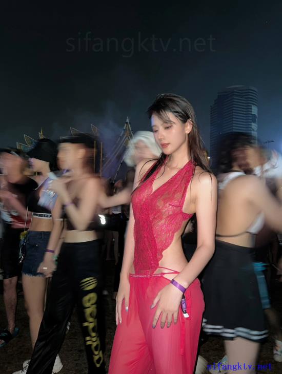 23050601  阿朱 - 4月泰国旅拍  110P+6V-207M