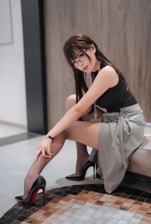 23090505  轩萧学姐 - 眼镜娘OL  85P+3V-645M