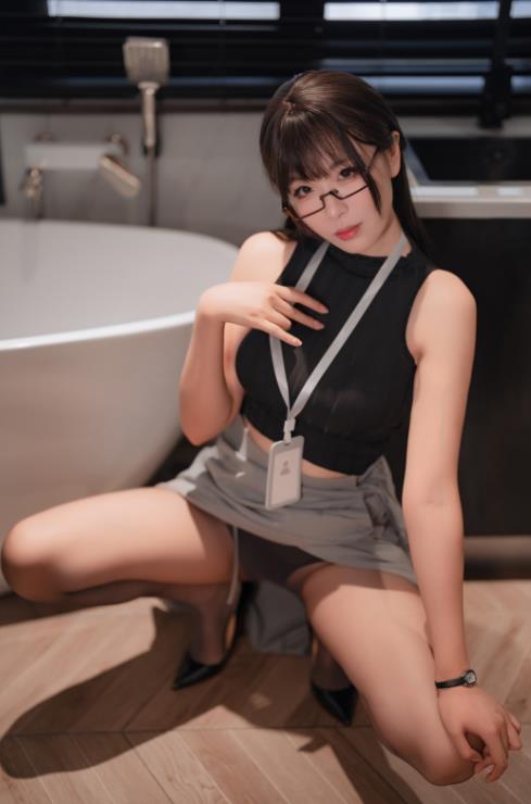 23090505  轩萧学姐 - 眼镜娘OL  85P+3V-645M