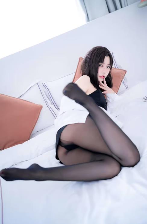 23101409   蓝小沂kiki - 黑丝OL制服  36P-5M