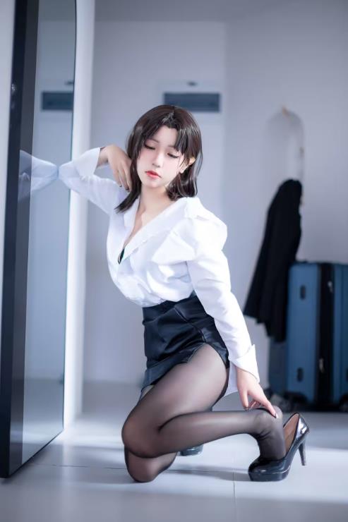 23101409   蓝小沂kiki - 黑丝OL制服  36P-5M