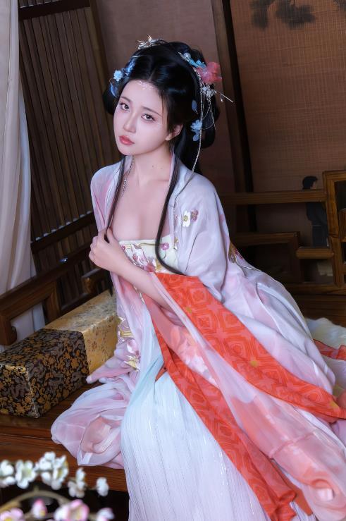 24031612  年年 - 霓裳  50P-205M