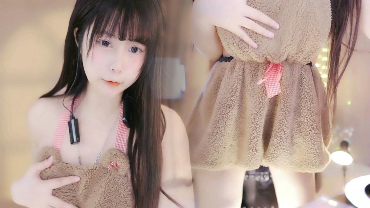 24042902  CC 深田老师 - 定制私拍  3V-711M