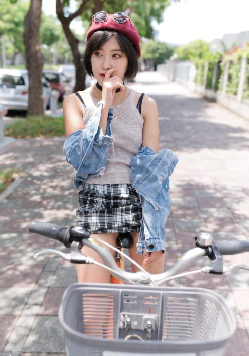 24061201   单车女孩猫猫 穿迷你短裙学骑脚踏车 47P+1V-910M