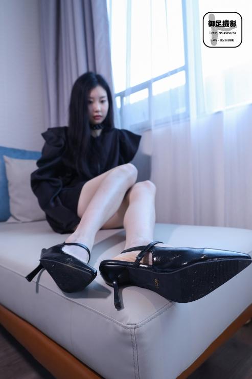 24081117   御足摄影 - 酒店学妹包臀裙高跟鞋裸足足秀 75P+1V-1.35G