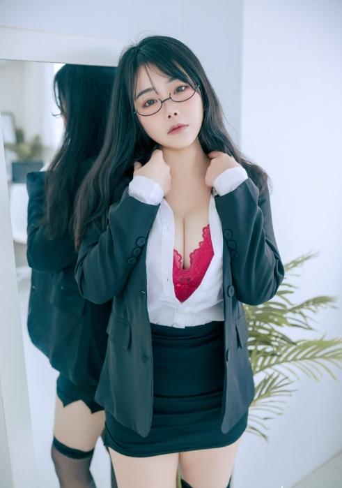 24100618  蒂蒂 - 办公桌下的秘书  98P+1V-354M