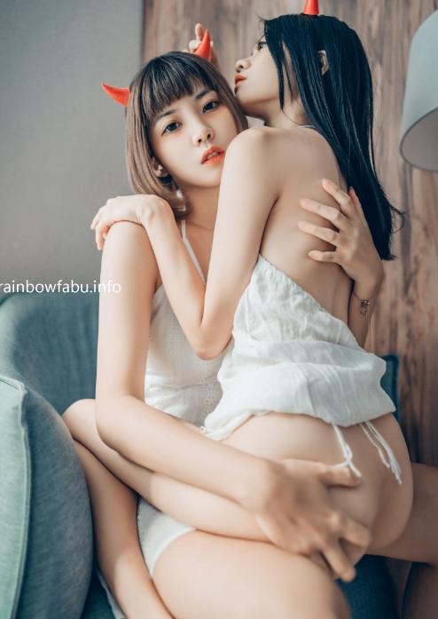 24103014  妍妍x果寶寶 - 萬聖節典輯  156P+1V-643M