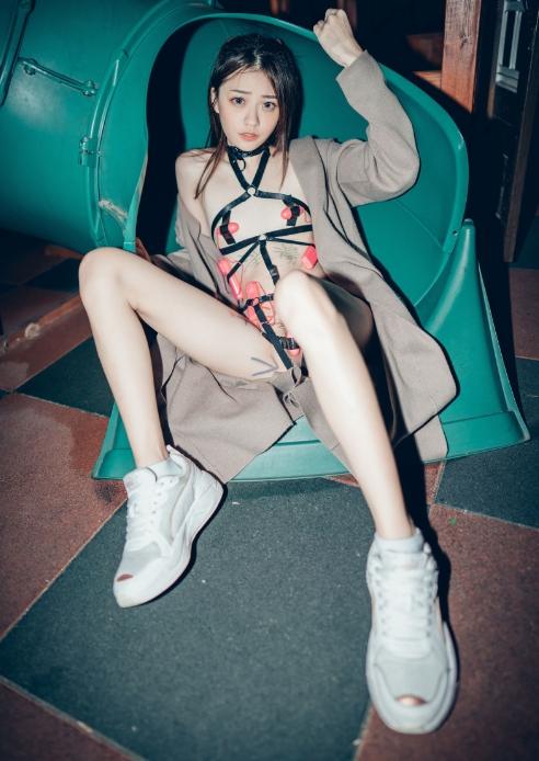 24103013  妍妍 - 小女孩的户外调教   159P+1V-574M