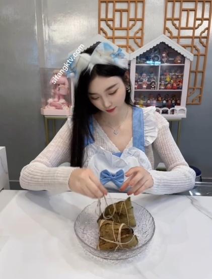 24102412   杨晨晨 - 女神的晚餐  1V-1.14G