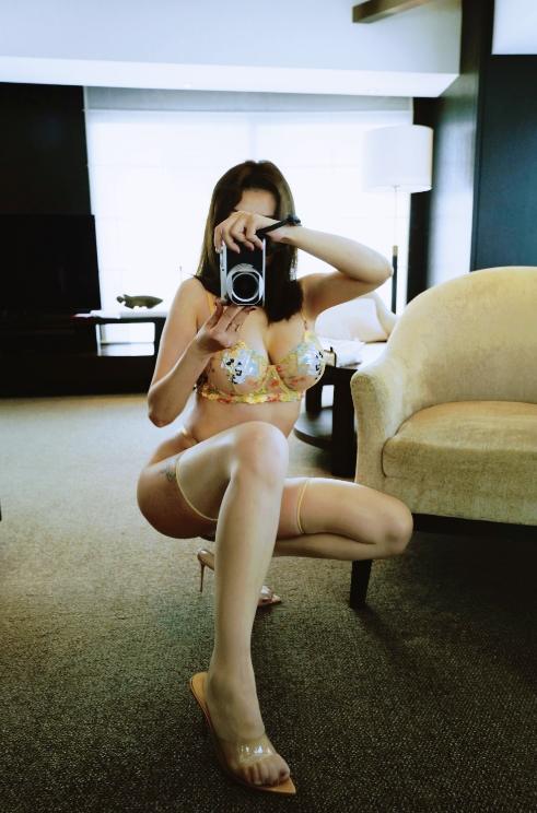 24100910   果儿Victoria - 半腿肉丝  22P+2V-524M