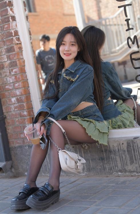 24100913   雾见星野 - 超短裙油亮黑丝 750P-1.7G