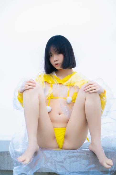 24123117   一只小栗奈 - 天台雨衣  169P+1V-978M