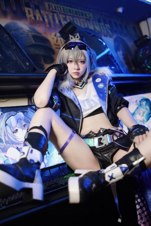 24122806  疯猫ss - 少女衣橱 银狼 37P-311M