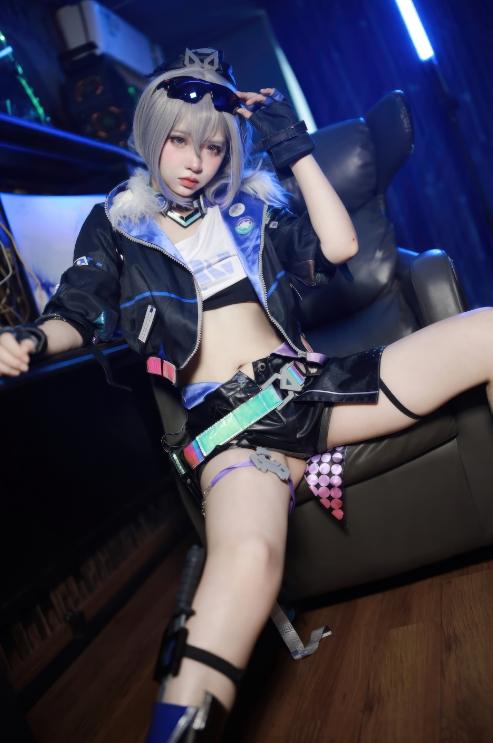 24122806  疯猫ss - 少女衣橱 银狼 37P-311M