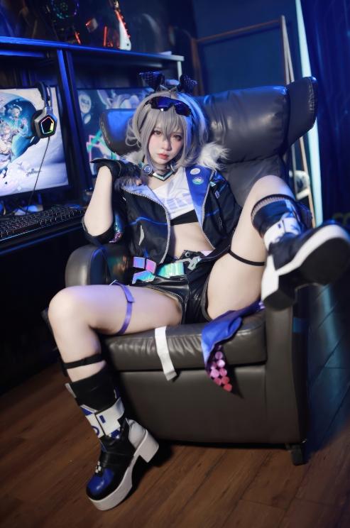 24122806  疯猫ss - 少女衣橱 银狼 37P-311M