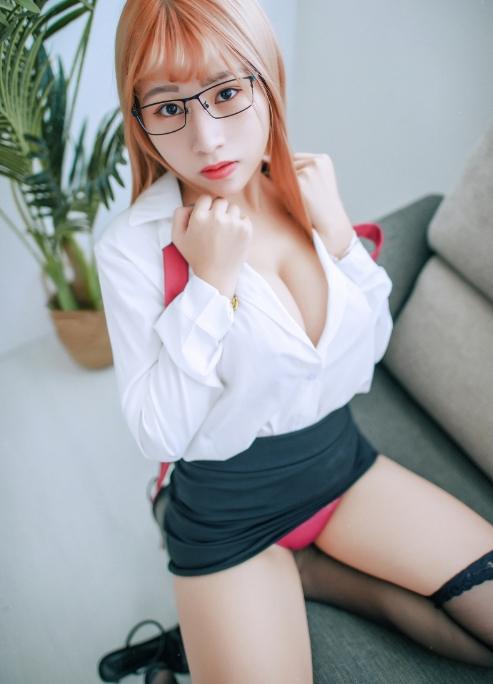 25022611  艾玛 - 可爱女同事 116P+1V-518M