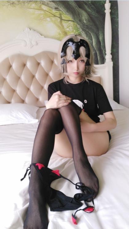 25051608    雯妹不讲道理 -  黑贞德穹妹 64P-107M