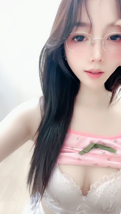 25112106  奶芙酱 视频花絮 8V-2.62G